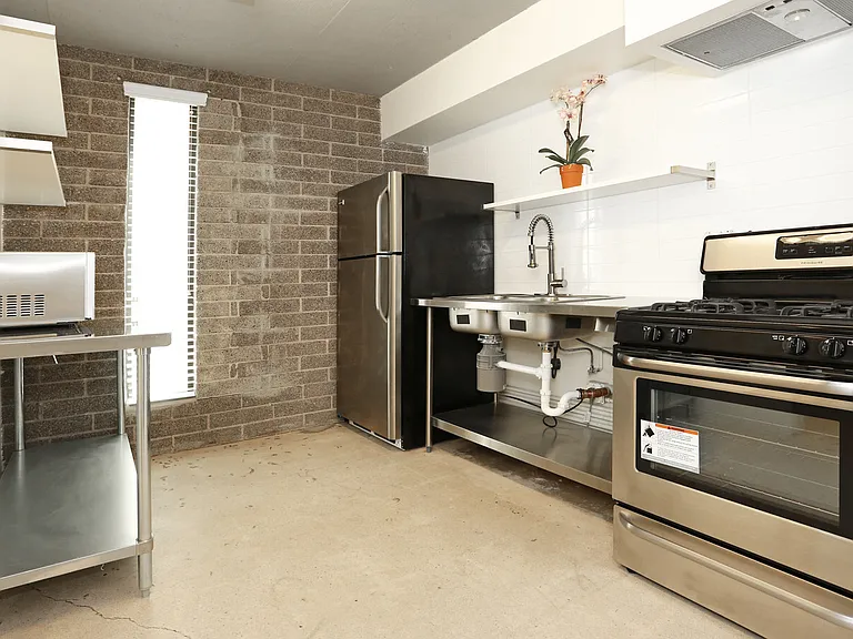 1635 E Missouri Ave — Photo 6