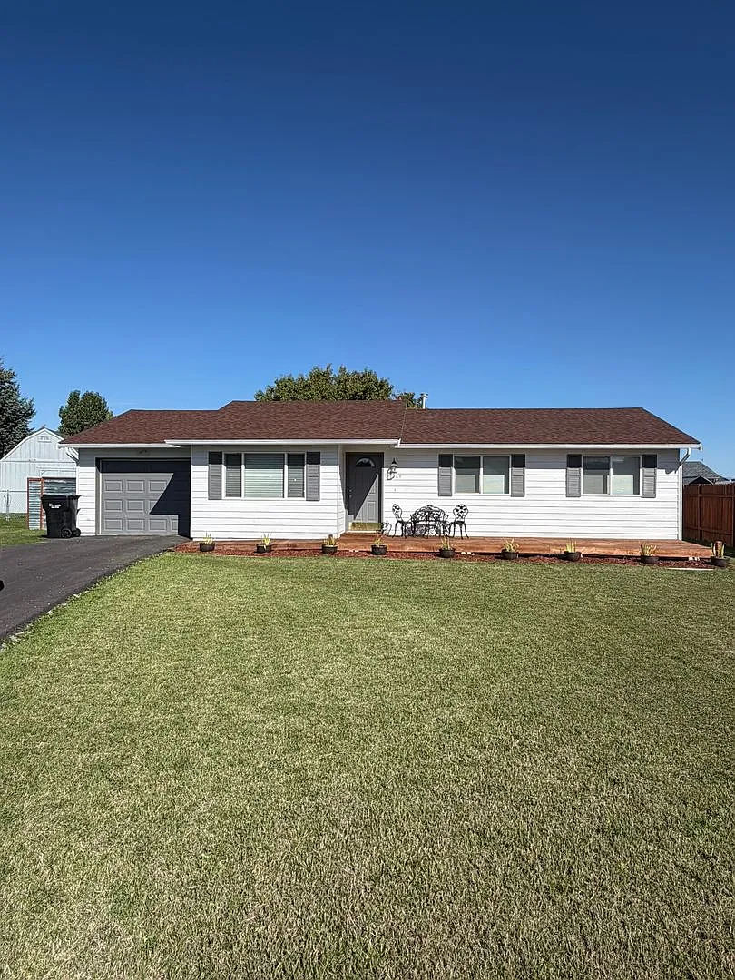 3 bed 2 bath Furnished Single Family Home Utilities and Wi-Fi included — Photo 3