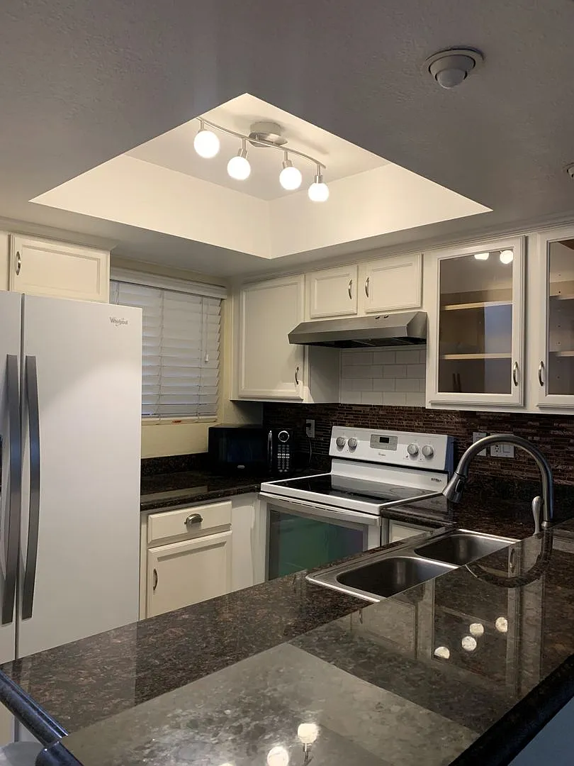 Building Photo - 3472 Hathaway Ave #145