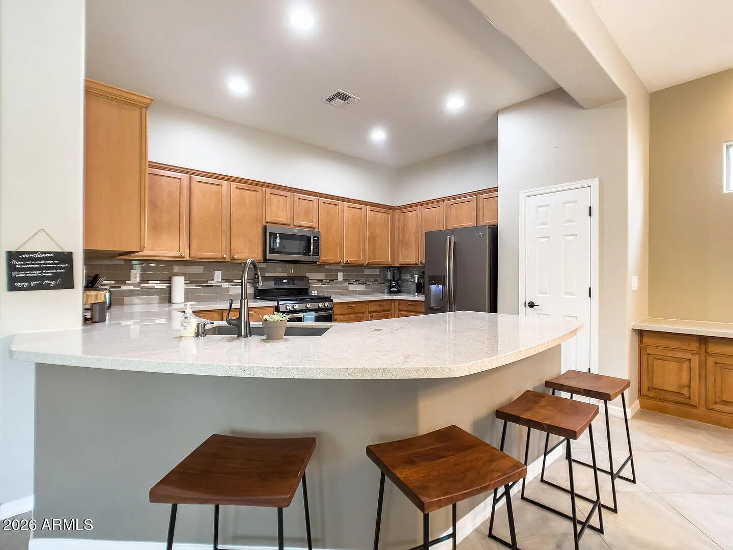 3 bed, 2.0 bath, 2136 sqft, $3,200 — Photo 4