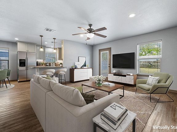 3rd image of 1812 Forestglade Dr