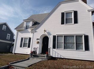 32 Wade St, Bridgeport, CT 06604