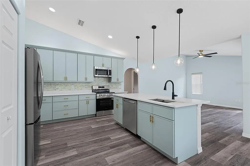 3 bed, 2.0 bath, 2033 sqft, $3,000 — Photo 4