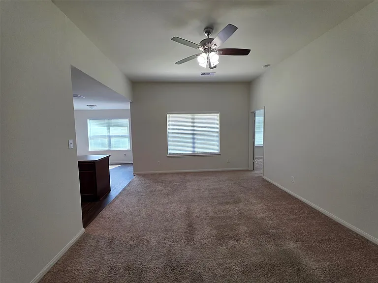 723 Crystal Lakes Dr — Photo 6