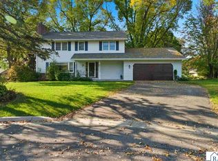 221 Crestwood Dr, North Mankato, MN 56003