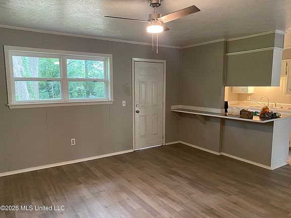 3rd image of 381 James Garfield Cir