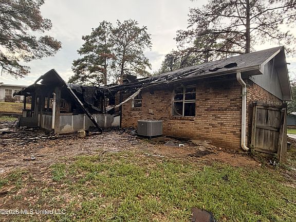 5th image of 2906 Pine Ridge Dr