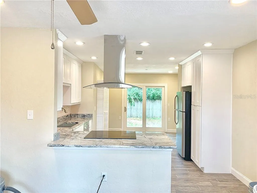 2 bed, 950 sqft, $2,400 — Photo 2