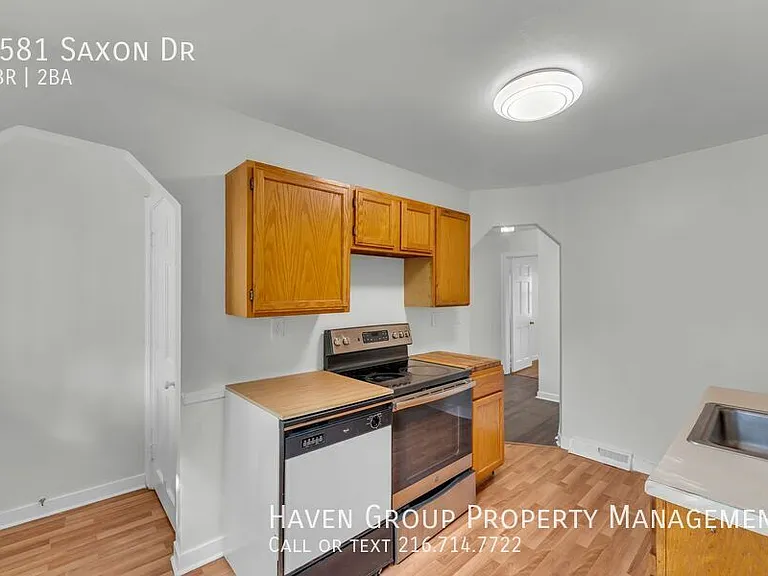 5581 Saxon Dr — Photo 8