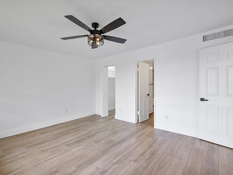 1302 NE 191st St #323A — Photo 16