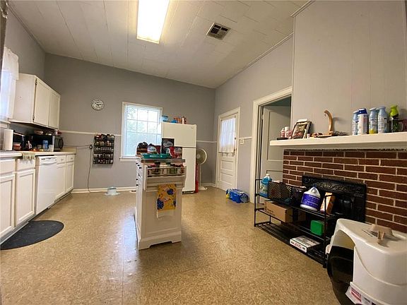 5th image of 408 Saint Rose Ave
