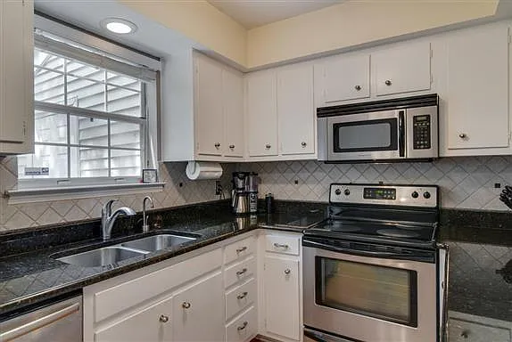 2827 Hazelwood Dr — Photo 3