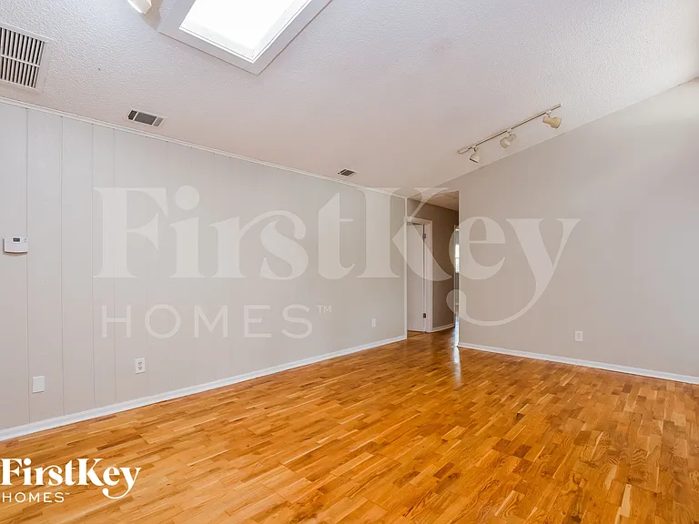 111 Slade Dr — Photo 2