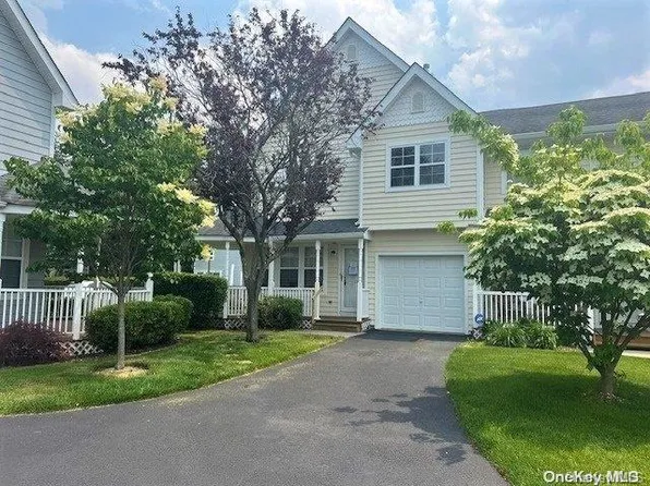 12 Clubhouse Circle #12, Central Islip, NY 11722