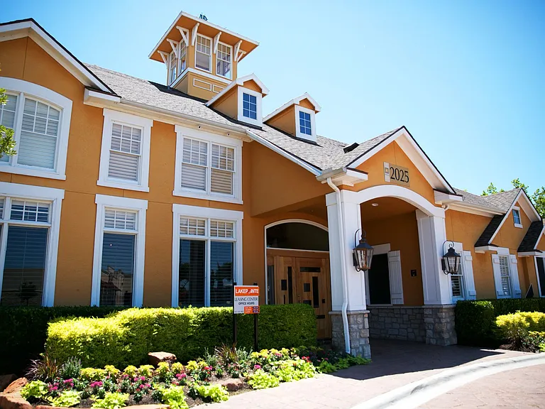 Lakepointe Residences — Photo 5