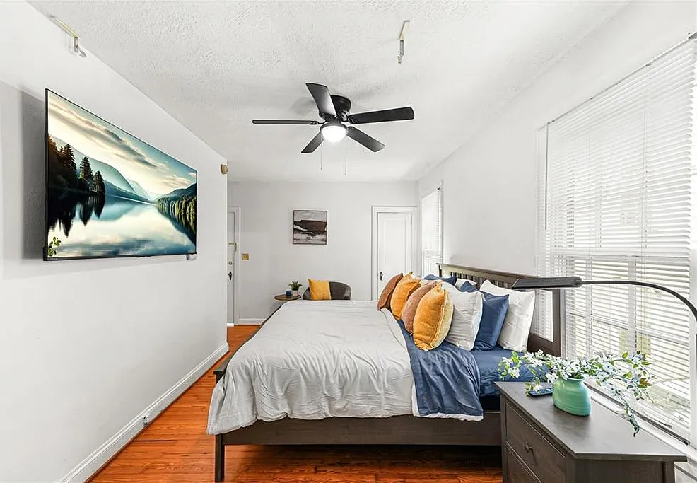 1 bed, 1.0 bath, $1,700 — Photo 2