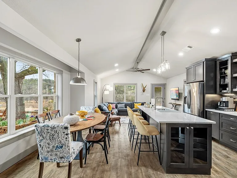 275 Creekridge Trl — Photo 2