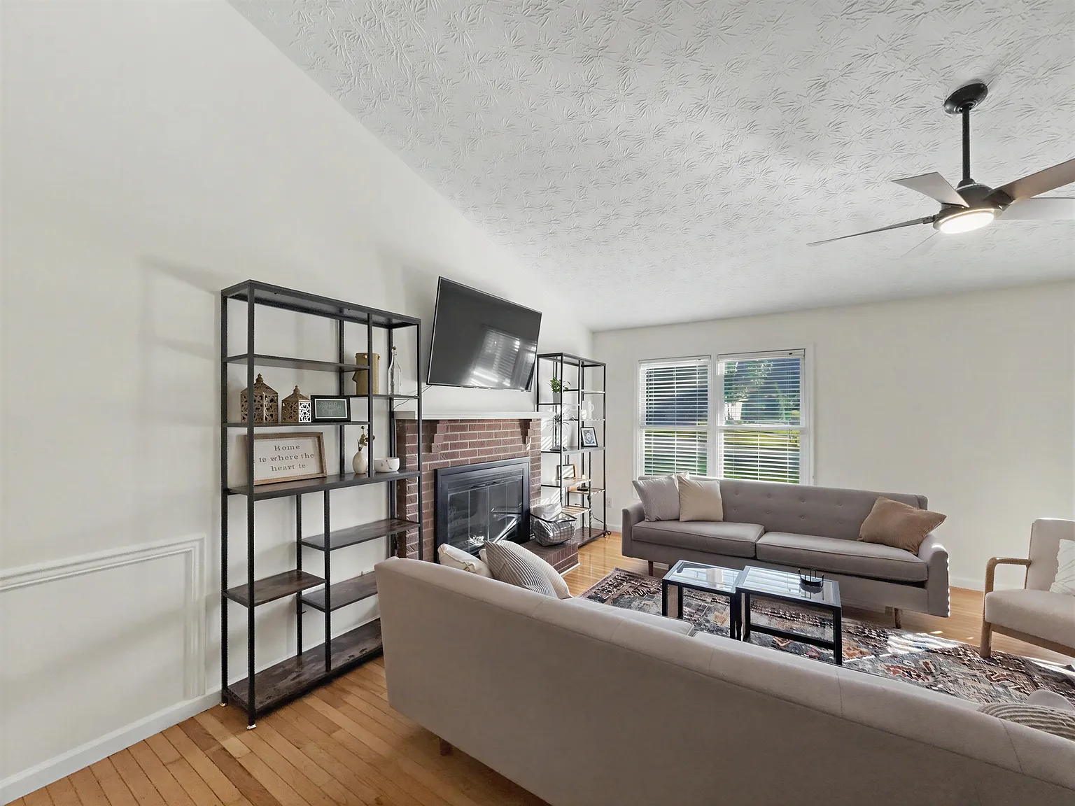 4 bed, 2.5 bath, 2360 sqft, $4,490 — Photo 3
