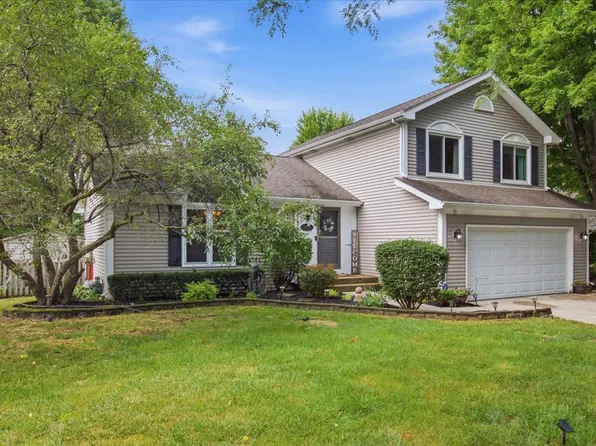 3105 Blackhawk Trl, St Charles, IL 60174