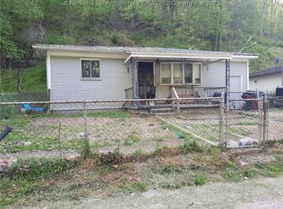 1382 Branch Rd, Belle, WV 25015