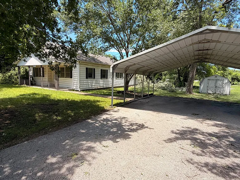1305 W 5th St — Photo 2