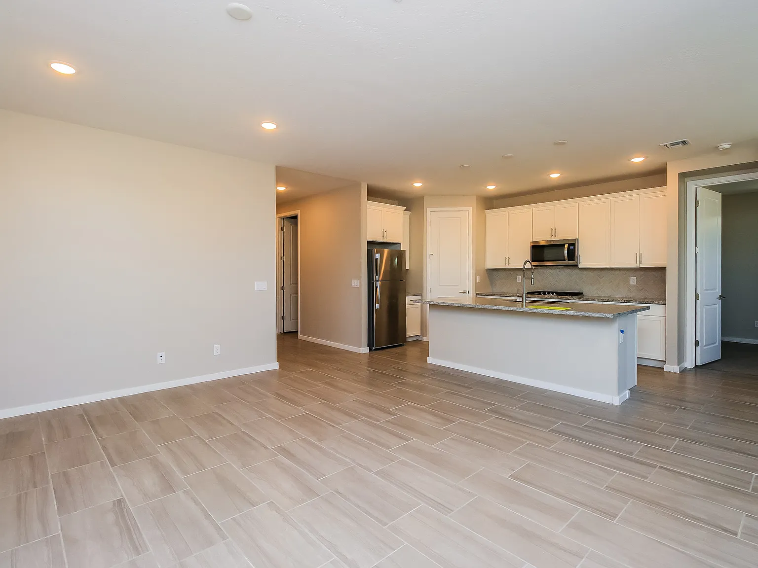 4 bed, 1832 sqft, $2,495 — Photo 2