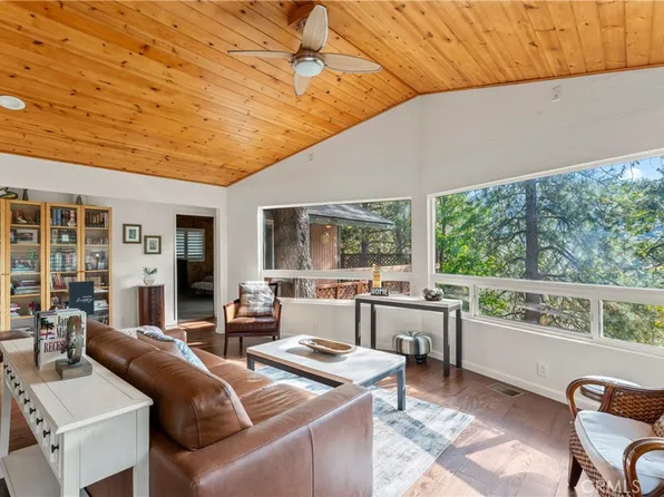 221 Darfo Dr, Crestline, CA 92325