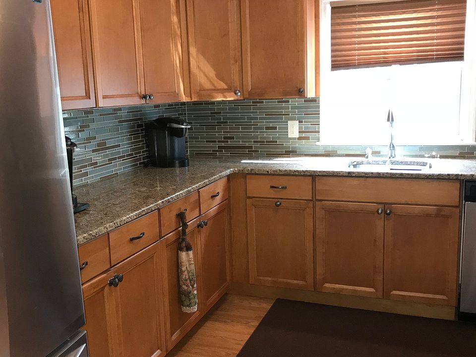 1st image of 823 Bay Ave