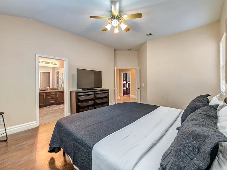 8704 Las Posas Ave — Photo 12