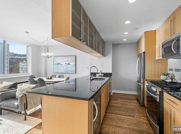 4th image of 1006 Hudson Park #1006