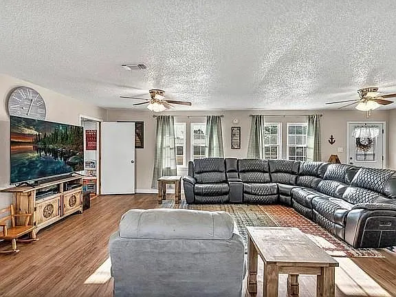 608 Oak Ln — Photo 3