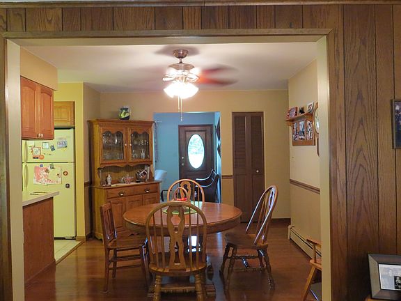 Dining room 13'9" x 10'6"