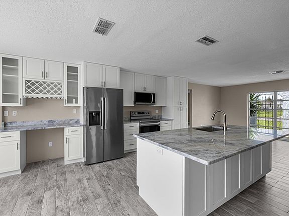 4th image of 4284 Columbus Dr