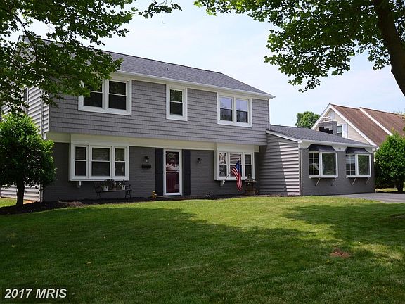 Welcome to updated home at 13413 Yorktown Dr!