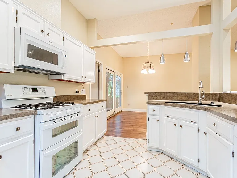 2109 Castle View Dr — Photo 8