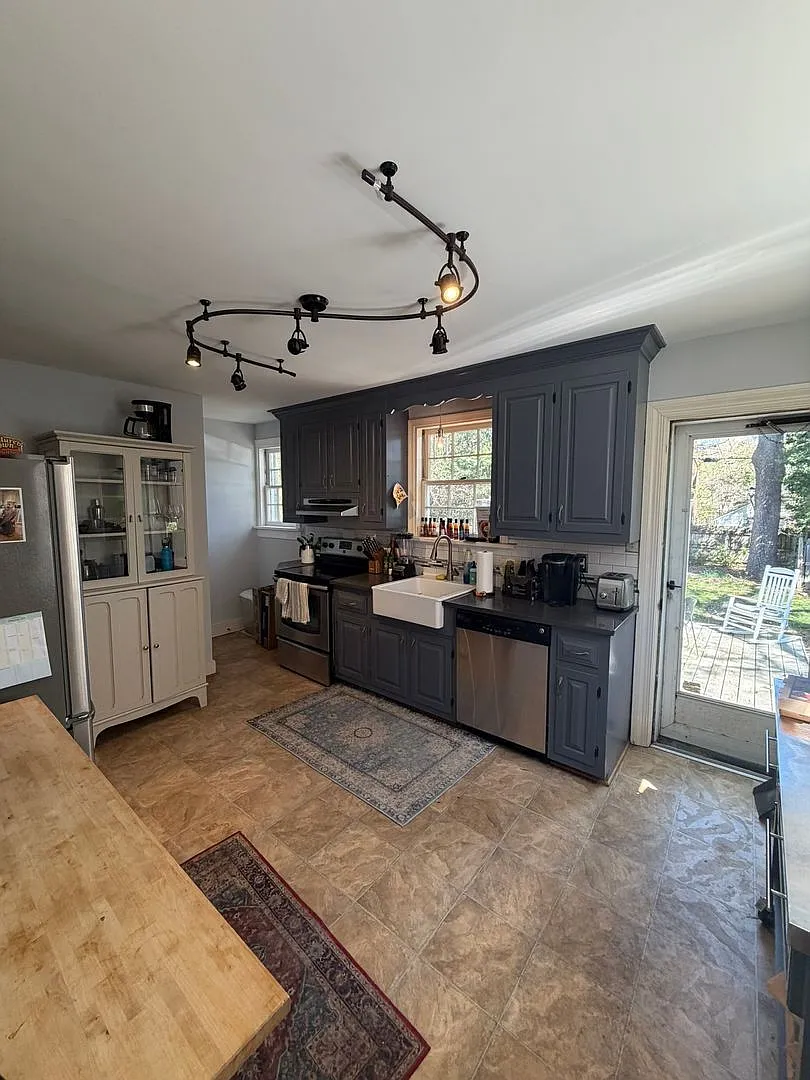 3 bed, 1.0 bath, 1387 sqft, $2,450 — Photo 3