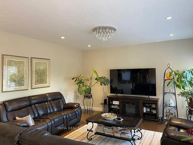 1531 Horseshoe Cres — Photo 8
