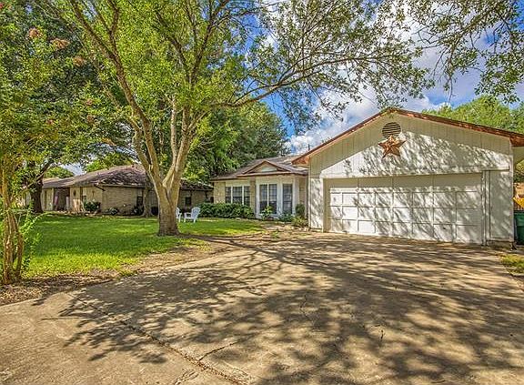 3rd image of 605 Brookhollow Dr