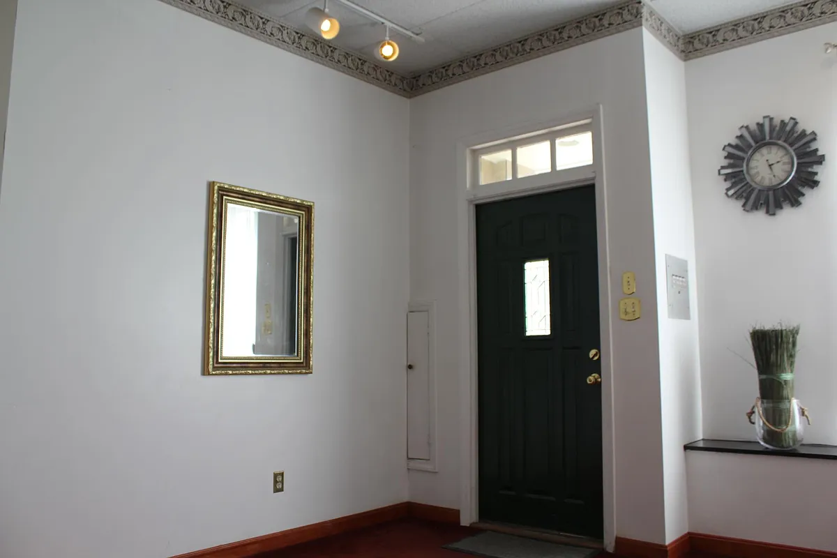 Entry - 527 Court Pl #3