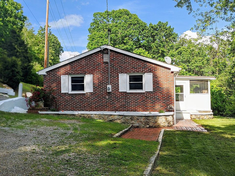 House facing driveway