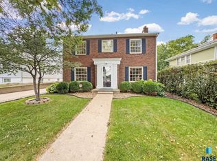 911 S 1st Ave, Sioux Falls, SD 57104