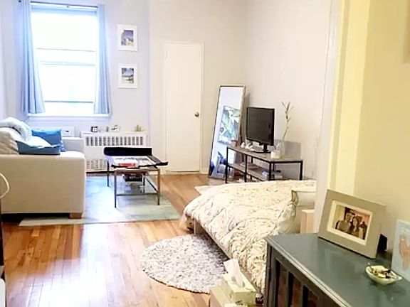 4th image of 215 E 89th St APT 3C
