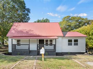 126 Schoolhouse St, Pickens, SC 29671