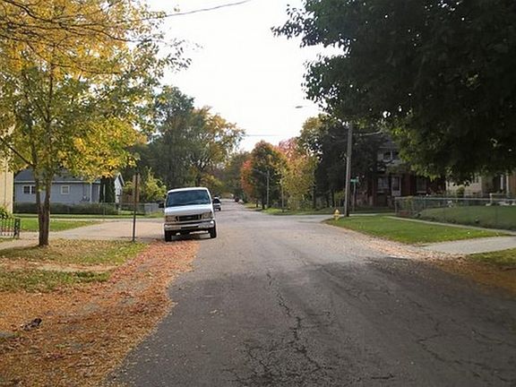 4th image of 818 Sanford St
