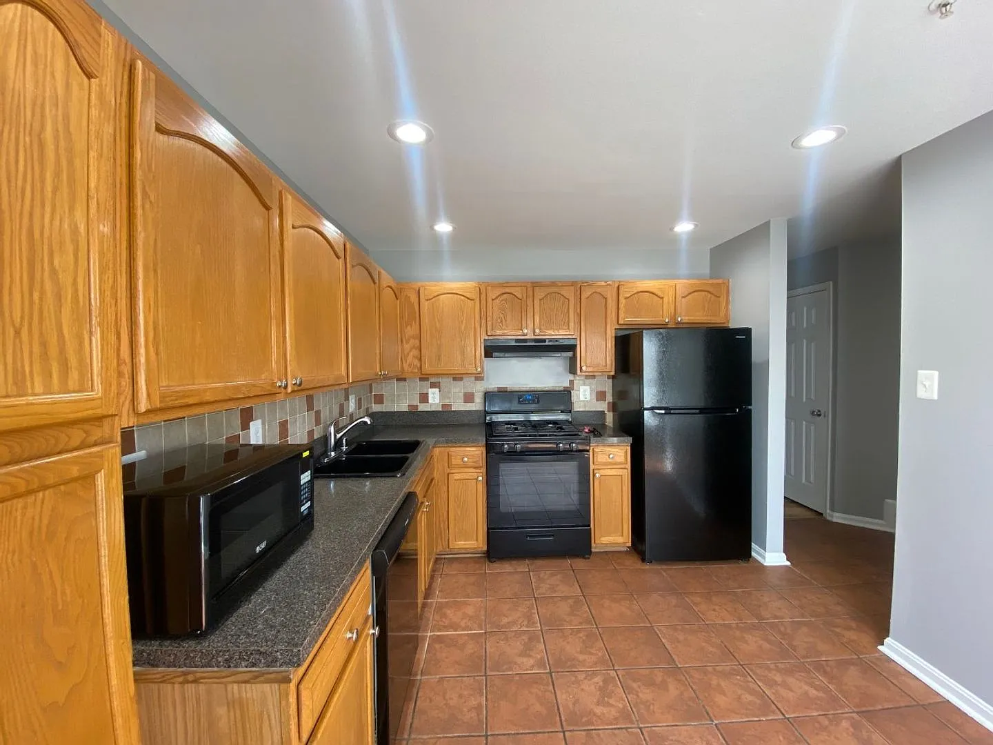Randallstown - 3 Bedrooms and 2.5 baths Available! — Photo 2