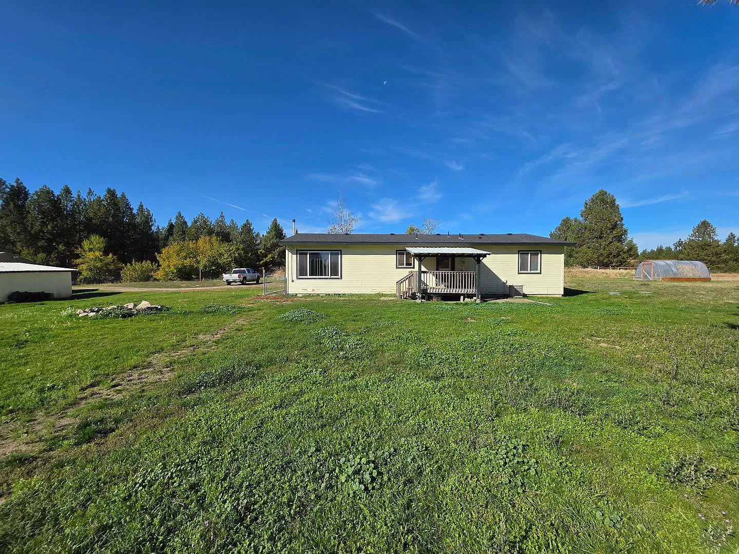 Beautiful Country Home on 5 Acres — Photo 2