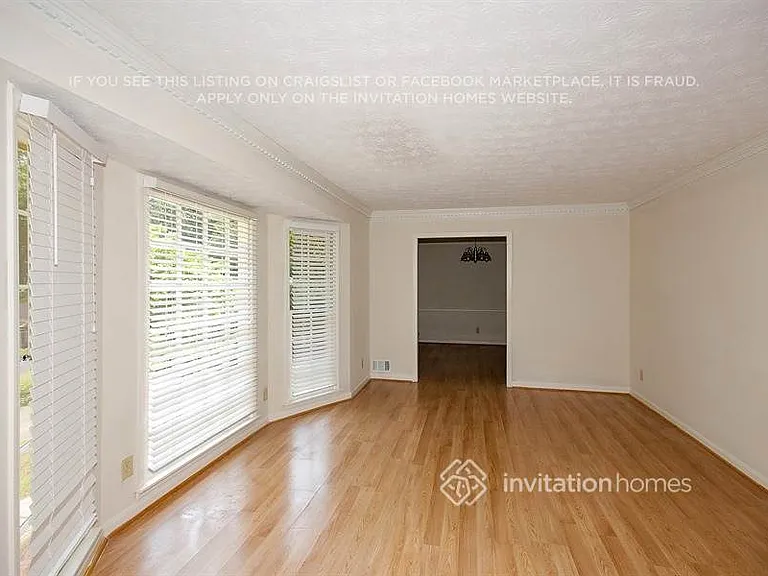 458 Glendale Ct — Photo 2