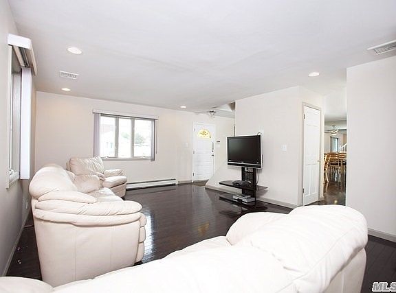 4th image of 52 Oakwood Ave