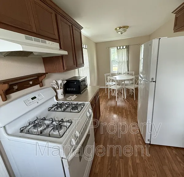 1204 8th St NW — Photo 2