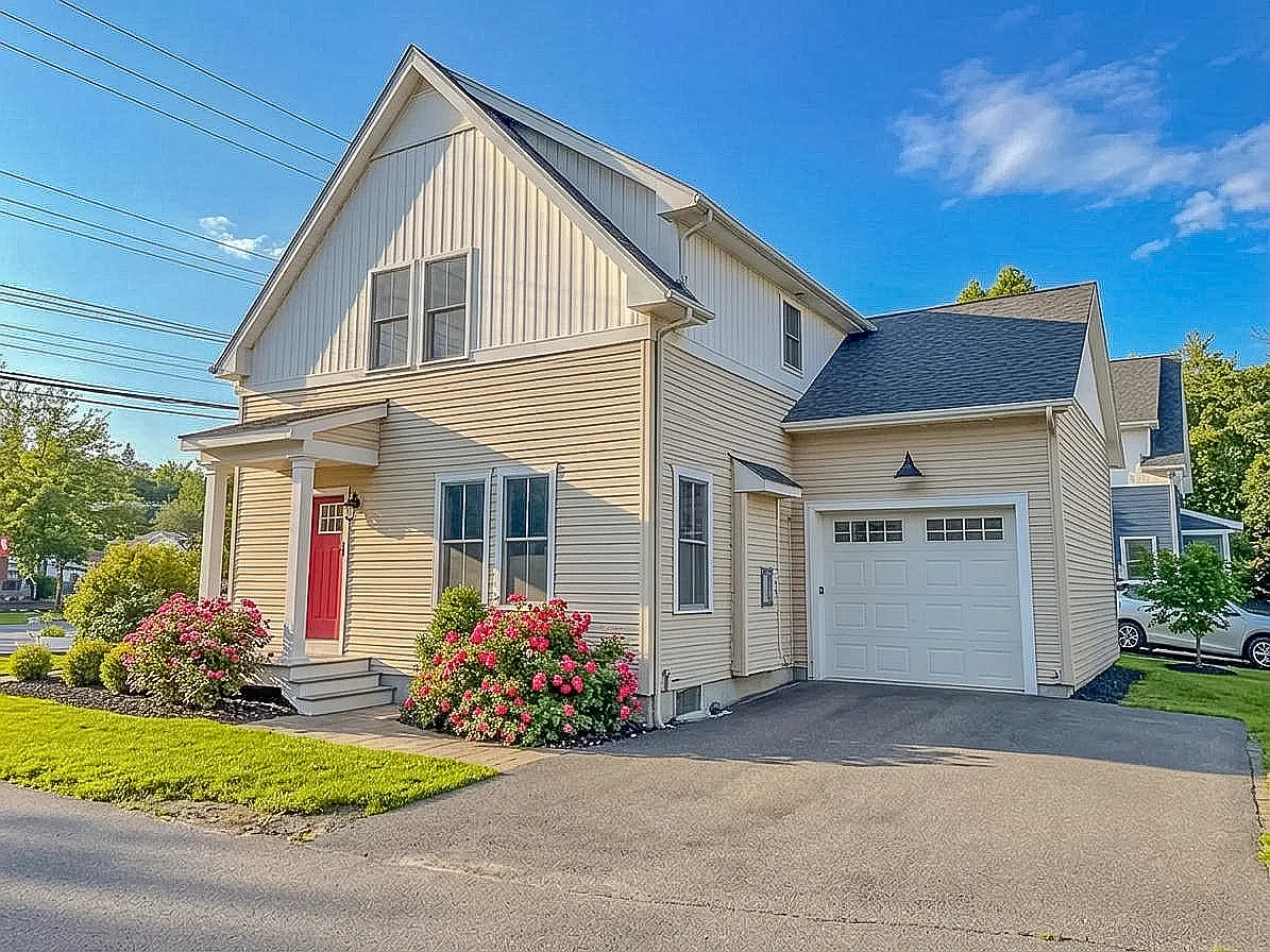 3 bed, 2.5 bath, 2600 sqft, $4,200 — Photo 1